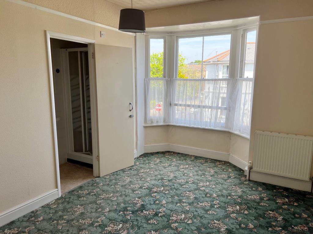 Lot: 164 - TOWN CENTRE SIX-BEDROOM HOUSE WITH POTENTIAL - View of a bedroom and the door to the en-Suite